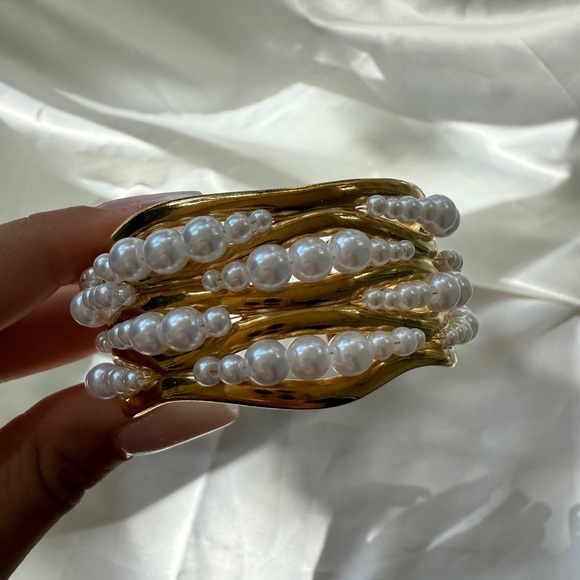 ZARA Big cuff wide bracket. 
Gold and White Pearl Bracelet - Picture 6 of 16